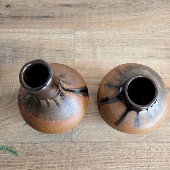 Set of 2 hand made bud vases brown and black colors. Signed K Quebec. - Picture 4 of 7